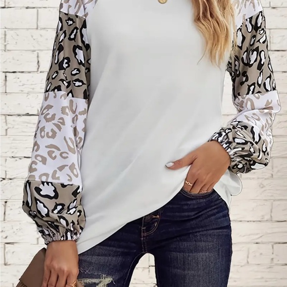 Tops - Stylish Women's Leopard Print Sleeve Top